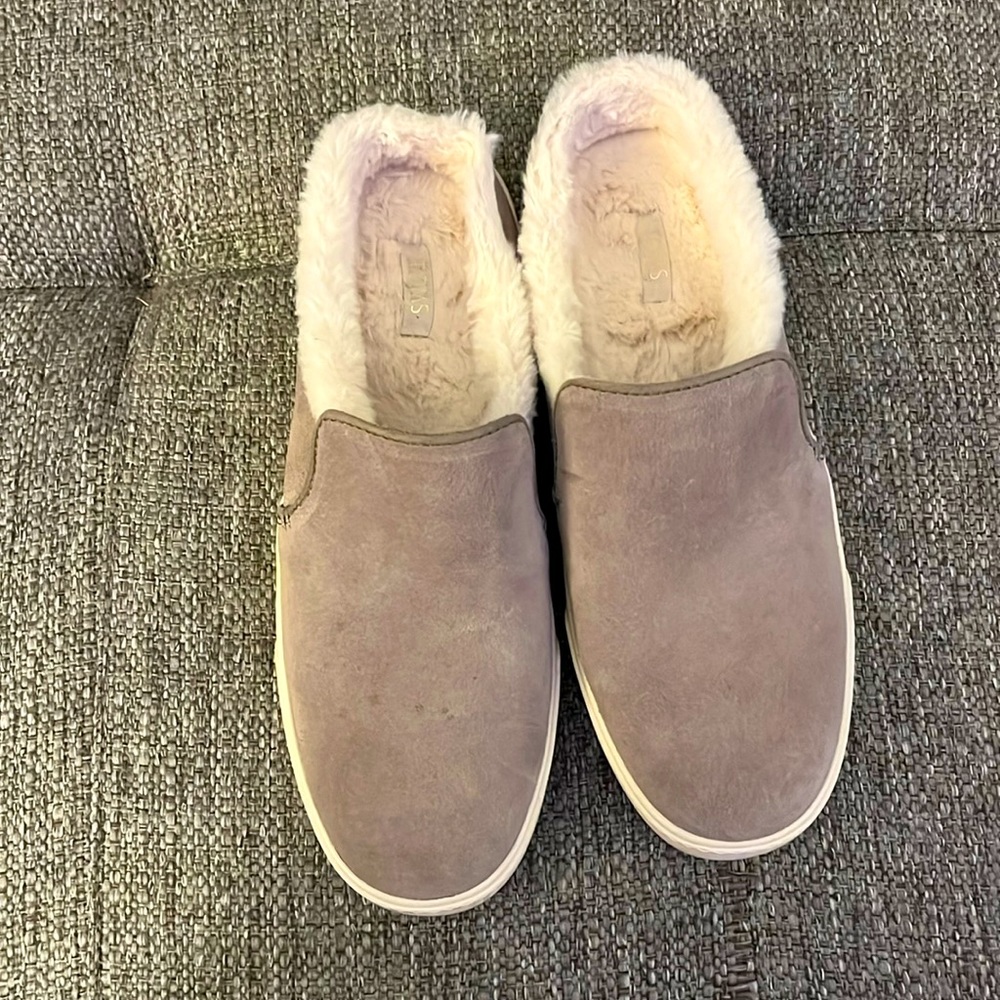 EUC TOMS SUNRISE FAUX FUR LINED SLIP-ON SNEAKER IN DESERT TAUPE SUEDE SIZE 7.5